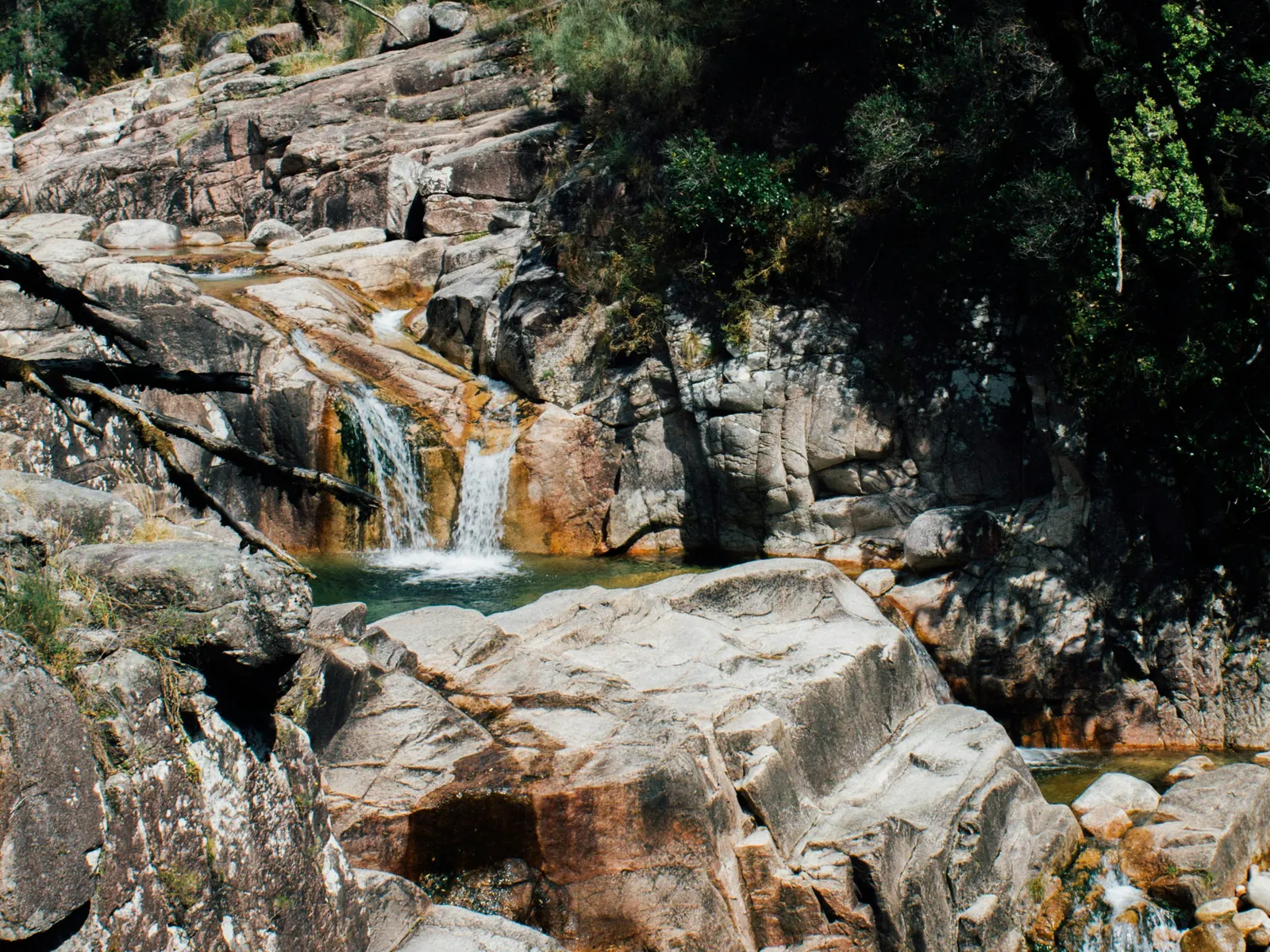 Cascata entre rochas de granito no Parque Nacional da Peneda-Gerês