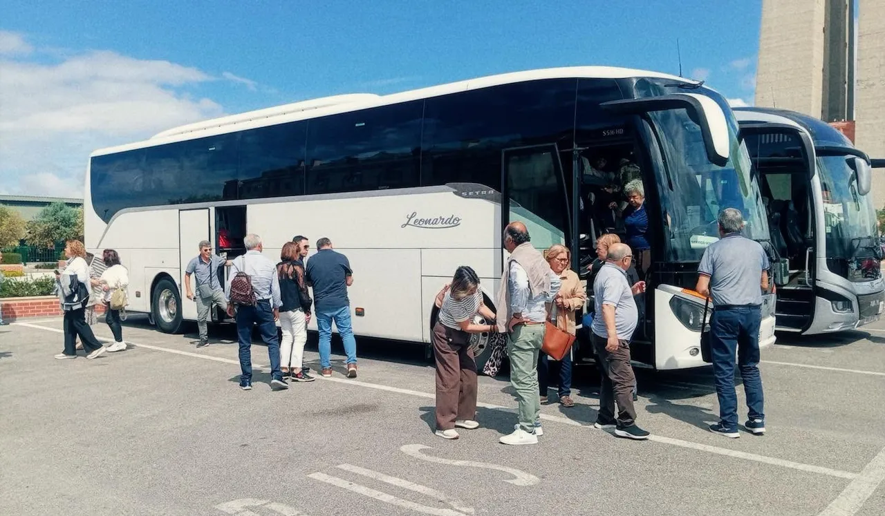 Grupo de passageiros a embarcar num autocarro da Leonardo Travel