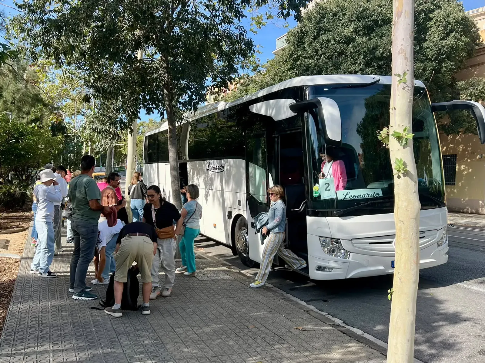 Grupo de excursão a arrumar a bagagem num autocarro da Leonardo Travel